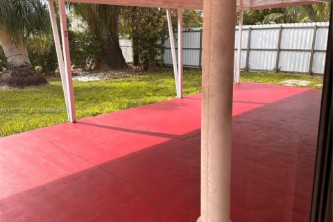 House in Miami, Florida 4 bedrooms, 130.16 sq.m. № 1996242 - photo 11