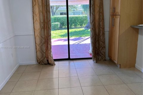 House in Miami, Florida 4 bedrooms, 130.16 sq.m. № 1996242 - photo 5