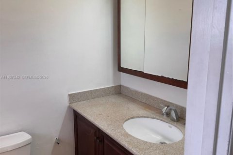 House in Miami, Florida 4 bedrooms, 130.16 sq.m. № 1996242 - photo 9