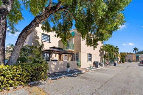 Condo in Miami, Florida, 3 bedrooms  № 2025070 - photo 2