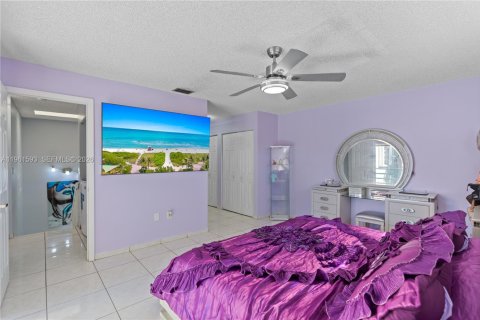 Condo in Miami, Florida, 3 bedrooms  № 2025070 - photo 25