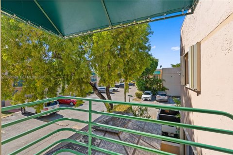 Condo in Miami, Florida, 3 bedrooms  № 2025070 - photo 30