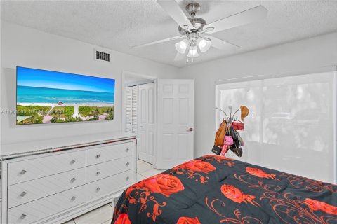 Condo in Miami, Florida, 3 bedrooms  № 2025070 - photo 18