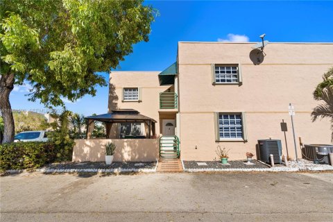 Condo in Miami, Florida, 3 bedrooms  № 2025070