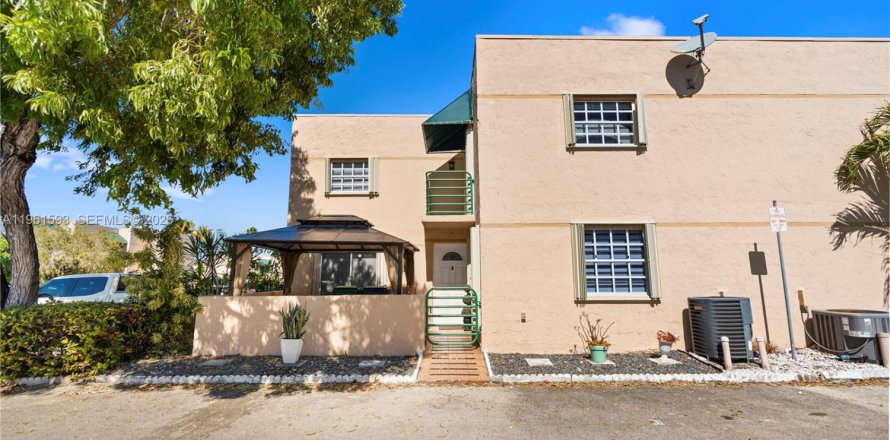 Condo in Miami, Florida, 3 bedrooms  № 2025070