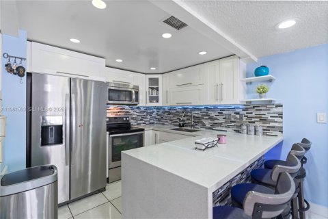 Condo in Miami, Florida, 3 bedrooms  № 2025070 - photo 13