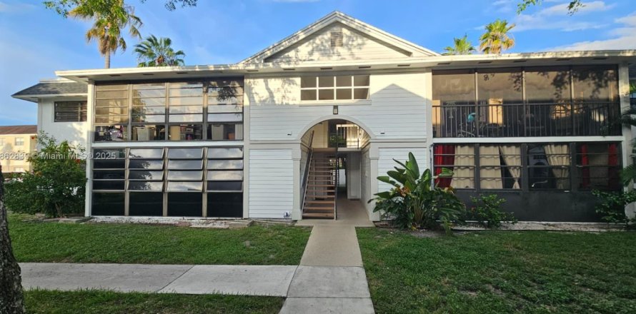 Condominio en Hialeah, Florida, 2 dormitorios № 1890977