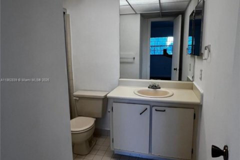 Condominio en venta en Hialeah, Florida, 2 dormitorios, 80.82 m2 № 1890977 - foto 18