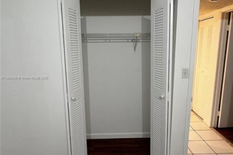 Condominio en venta en Hialeah, Florida, 2 dormitorios, 80.82 m2 № 1890977 - foto 16
