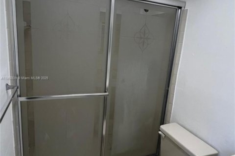 Condominio en venta en Hialeah, Florida, 2 dormitorios, 80.82 m2 № 1890977 - foto 17