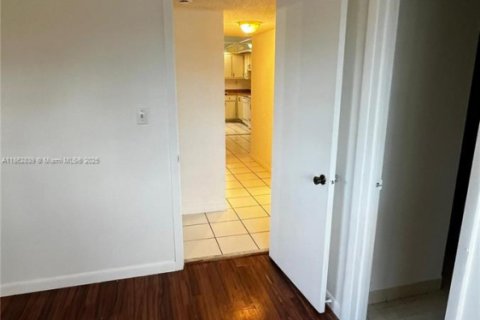 Condominio en venta en Hialeah, Florida, 2 dormitorios, 80.82 m2 № 1890977 - foto 19