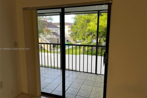 Condominio en venta en Hialeah, Florida, 2 dormitorios, 80.82 m2 № 1890977 - foto 9
