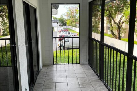Condominio en venta en Hialeah, Florida, 2 dormitorios, 80.82 m2 № 1890977 - foto 10