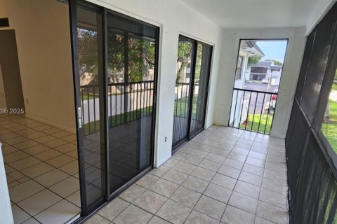 Condominio en venta en Hialeah, Florida, 2 dormitorios, 80.82 m2 № 1890977 - foto 11