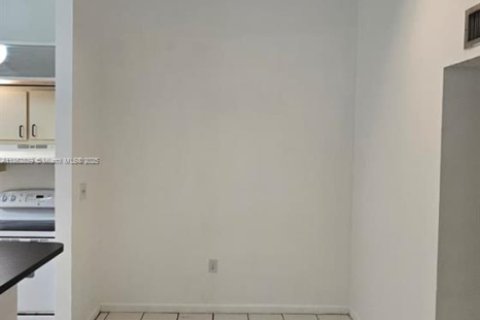 Condominio en venta en Hialeah, Florida, 2 dormitorios, 80.82 m2 № 1890977 - foto 7