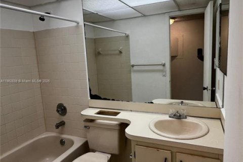 Condominio en venta en Hialeah, Florida, 2 dormitorios, 80.82 m2 № 1890977 - foto 13