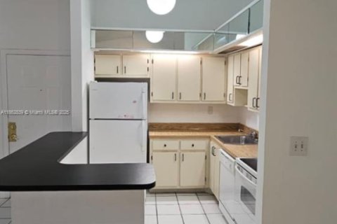 Condominio en venta en Hialeah, Florida, 2 dormitorios, 80.82 m2 № 1890977 - foto 8