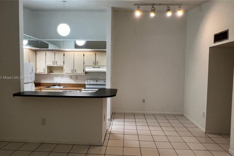 Condominio en venta en Hialeah, Florida, 2 dormitorios, 80.82 m2 № 1890977 - foto 4