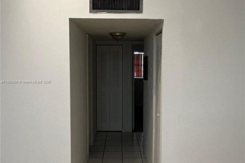 Condominio en venta en Hialeah, Florida, 2 dormitorios, 80.82 m2 № 1890977 - foto 12