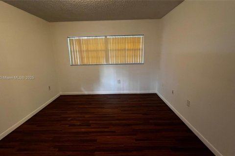 Condominio en venta en Hialeah, Florida, 2 dormitorios, 80.82 m2 № 1890977 - foto 15