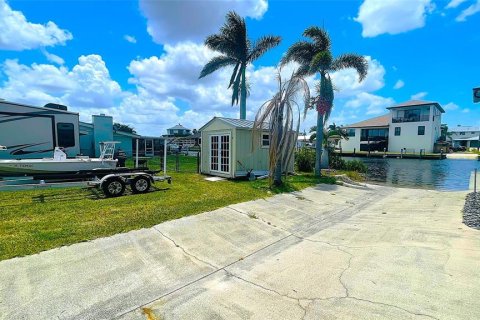 House in Punta Gorda, Florida 2 bedrooms, 186.73 sq.m. № 1797936 - photo 4