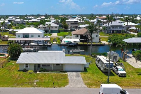 House in Punta Gorda, Florida 2 bedrooms, 186.73 sq.m. № 1797936 - photo 6