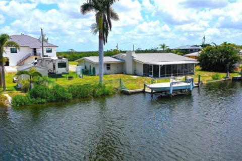 House in Punta Gorda, Florida 2 bedrooms, 186.73 sq.m. № 1797936 - photo 5