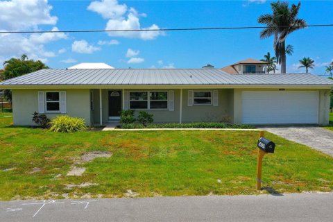 House in Punta Gorda, Florida 2 bedrooms, 186.73 sq.m. № 1797936 - photo 2