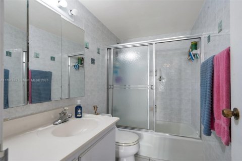 Condo in Miami Beach, Florida, 1 bedroom  № 1688902 - photo 22