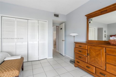 Condo in Miami Beach, Florida, 1 bedroom  № 1688902 - photo 11