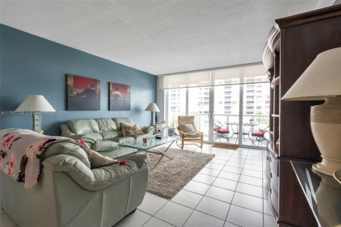 Condo in Miami Beach, Florida, 1 bedroom  № 1688902 - photo 10