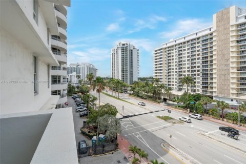 Condo in Miami Beach, Florida, 1 bedroom  № 1688902 - photo 6