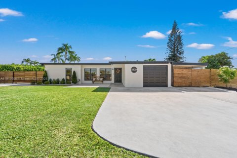 Villa ou maison à louer à Cutler Bay, Floride: 3 chambres, 138.42 m2 № 1971500 - photo 1