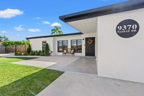 Villa ou maison à louer à Cutler Bay, Floride: 3 chambres, 138.42 m2 № 1971500 - photo 2