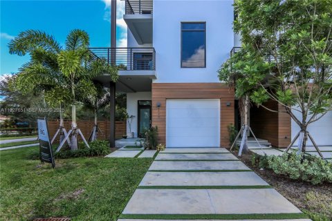 Propiedad comercial en venta en Hollywood, Florida, 762.08 m2 № 1987991 - foto 3