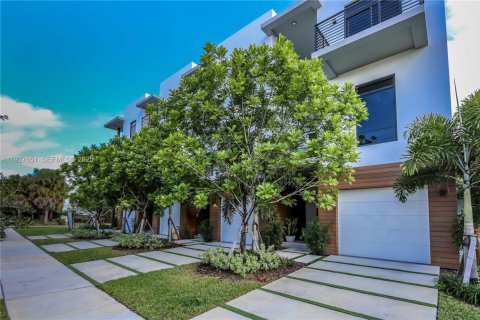 Propiedad comercial en venta en Hollywood, Florida, 762.08 m2 № 1987991 - foto 2