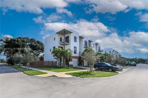 Propiedad comercial en venta en Hollywood, Florida, 762.08 m2 № 1987991 - foto 4
