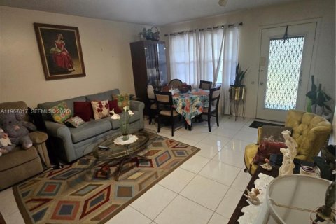 Condo in Pembroke Pines, Florida, 2 bedrooms № 2029158 - photo 10