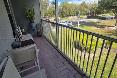 Condo in Pembroke Pines, Florida, 2 bedrooms № 2029158 - photo 18