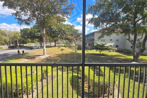 Condo in Pembroke Pines, Florida, 2 bedrooms № 2029158 - photo 21
