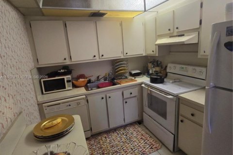 Condo in Pembroke Pines, Florida, 2 bedrooms № 2029158 - photo 8