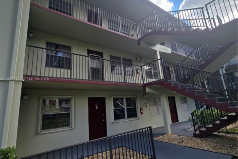 Condo in Pembroke Pines, Florida, 2 bedrooms № 2029158 - photo 3