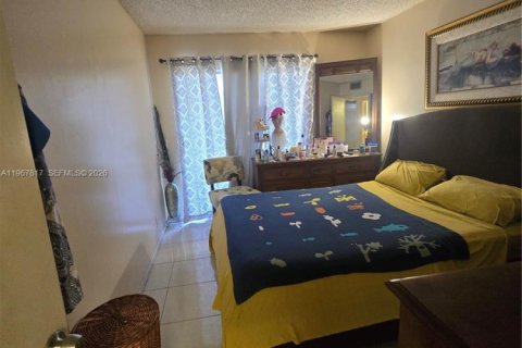 Condo in Pembroke Pines, Florida, 2 bedrooms № 2029158 - photo 13