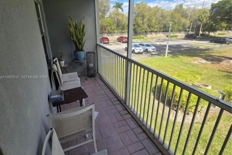 Condo in Pembroke Pines, Florida, 2 bedrooms № 2029158 - photo 19
