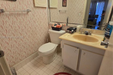 Condo in Pembroke Pines, Florida, 2 bedrooms № 2029158 - photo 17