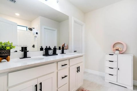 Villa ou maison à vendre à Lauderdale Lakes, Floride: 4 chambres, 169.83 m2 № 2192882 - photo 11