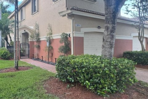 Townhouse in Weston, Florida 4 bedrooms, 166.3 sq.m. № 1796358 - photo 1