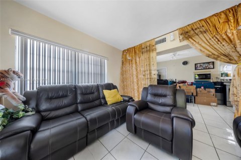 Commercial property in Miami, Florida № 1701042 - photo 2