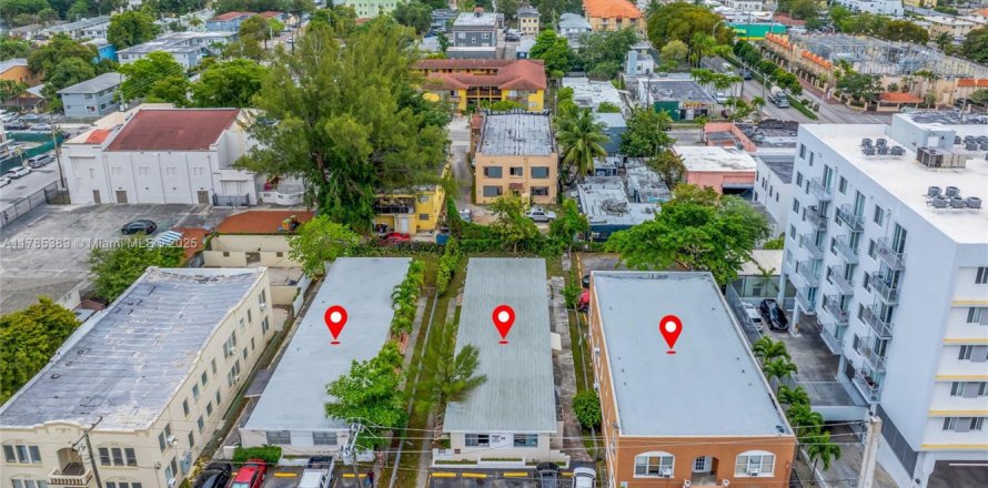 Commercial property in Miami, Florida № 1701042