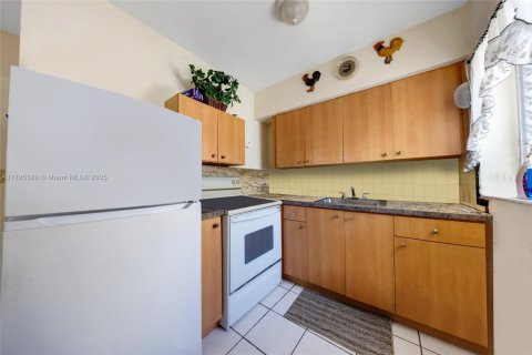 Commercial property in Miami, Florida № 1701042 - photo 15